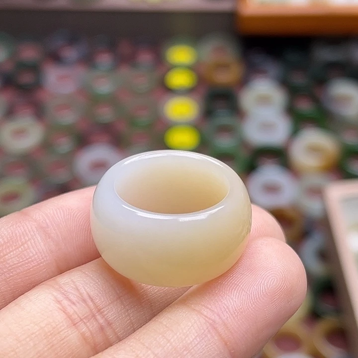 和田玉戒指未镶嵌17内径糖白渐变