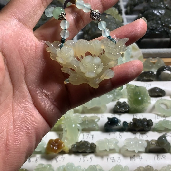 蛇纹石玉未镶嵌颈饰梅花