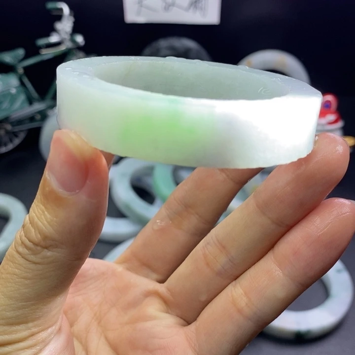 定制翡翠未镶嵌手镯