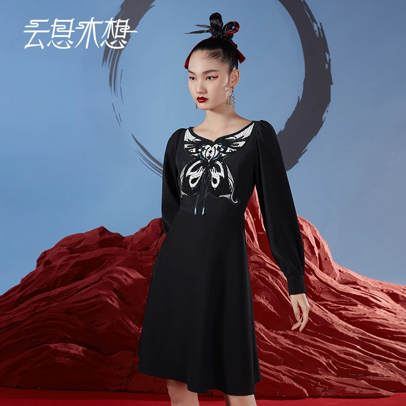 云思木想新中式秋冬清风玉蝶刺绣高腰优雅连衣裙10173