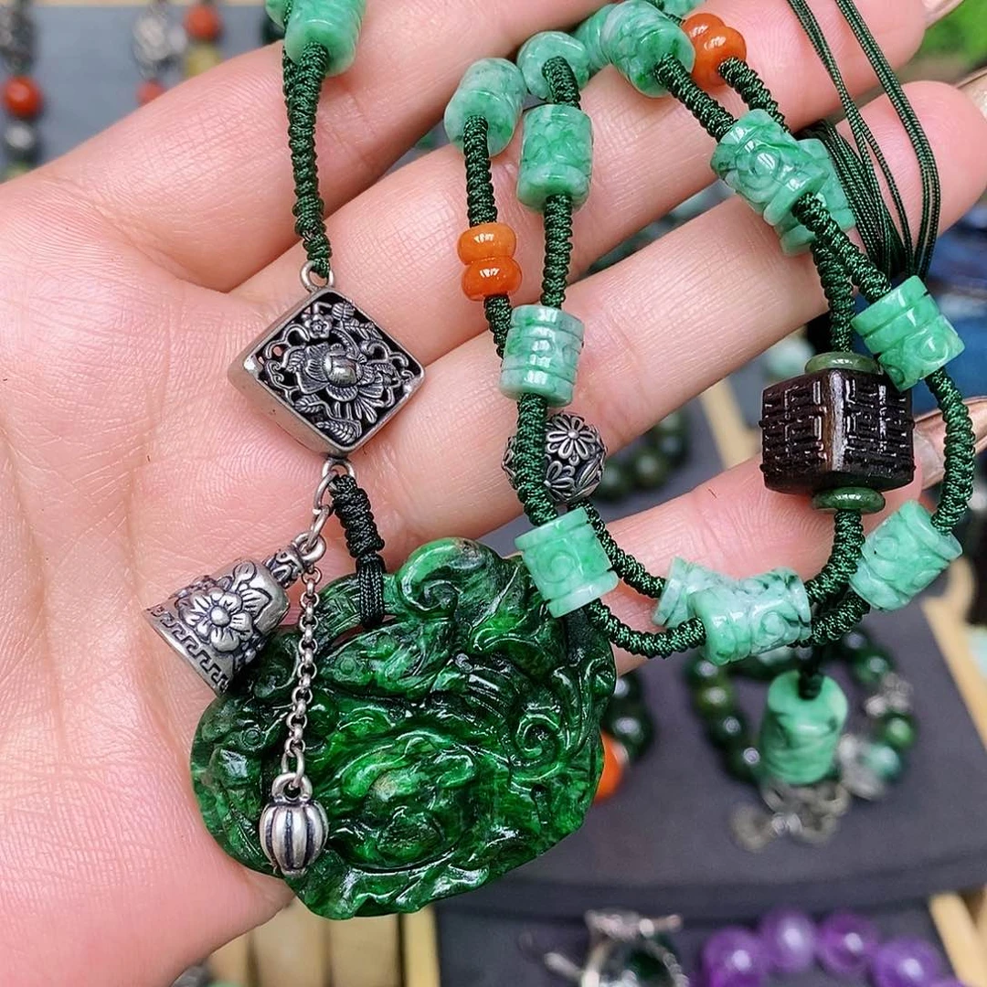 翡翠颈饰未镶嵌漂亮美眉