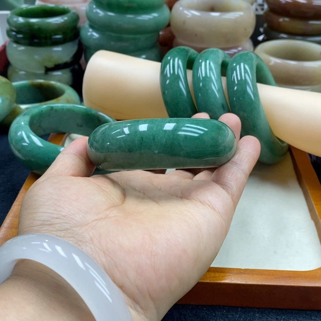 染***阳石英质玉未镶嵌手镯