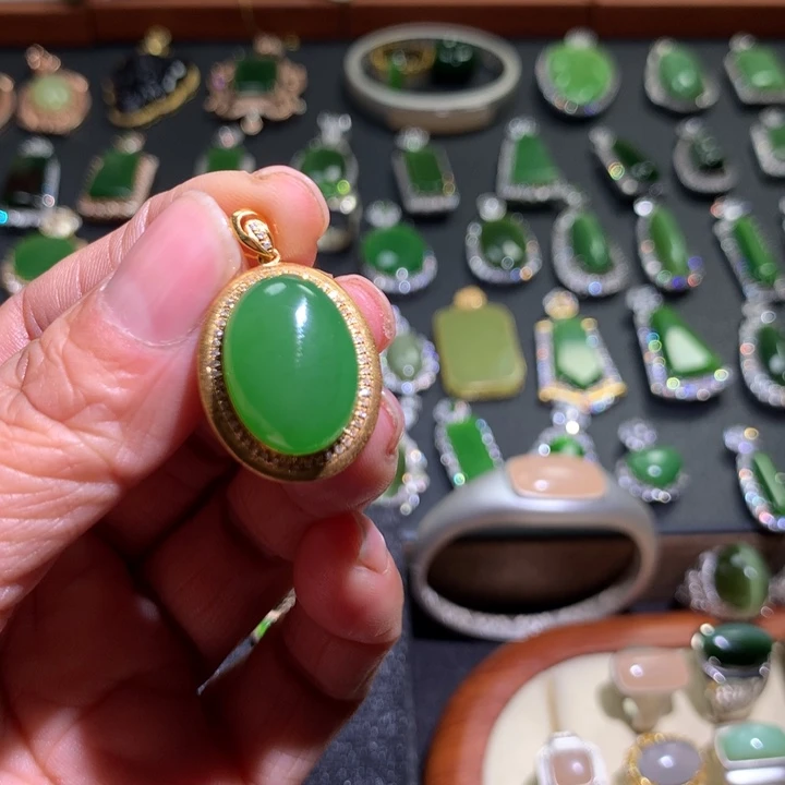 和田玉吊坠18K金镶嵌小*菜