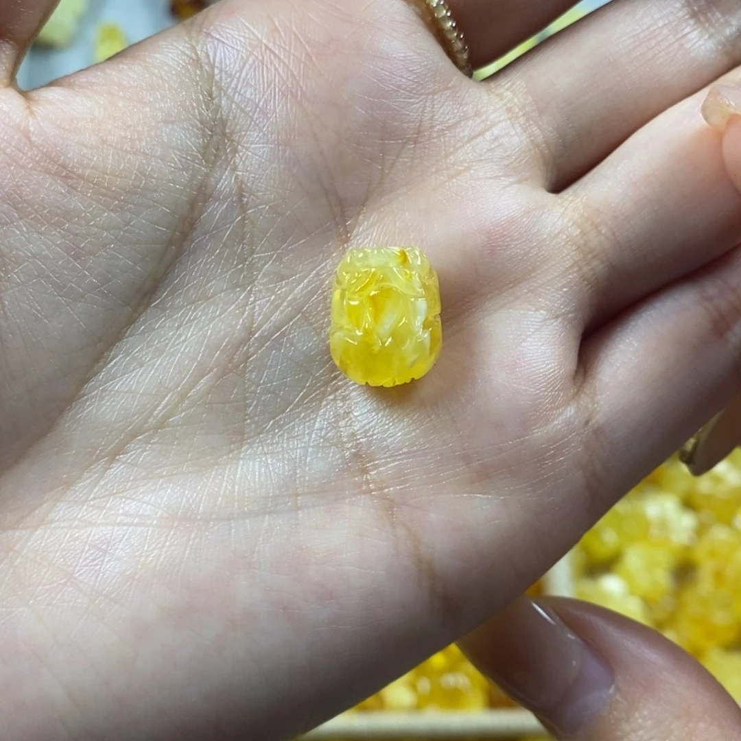 琥珀裸石未镶嵌么*凹貔貅