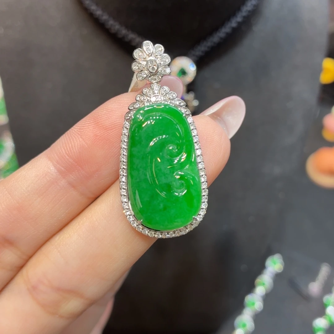 翡翠18K金镶嵌颈饰