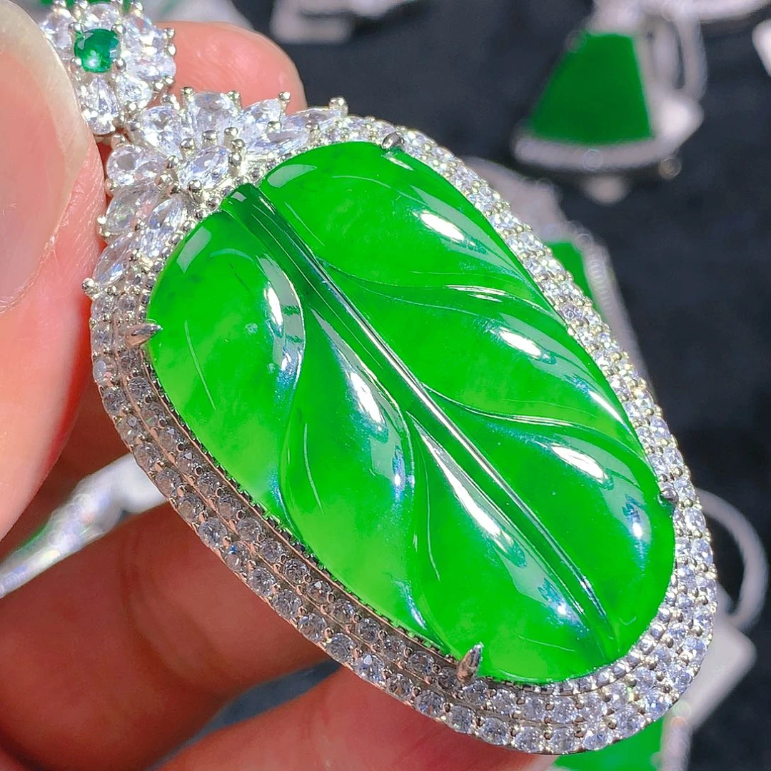 翡翠颈饰银S925镶嵌吊坠