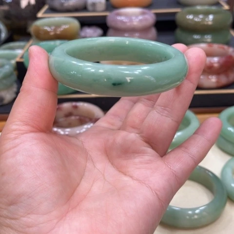 未镶嵌手镯石英质玉