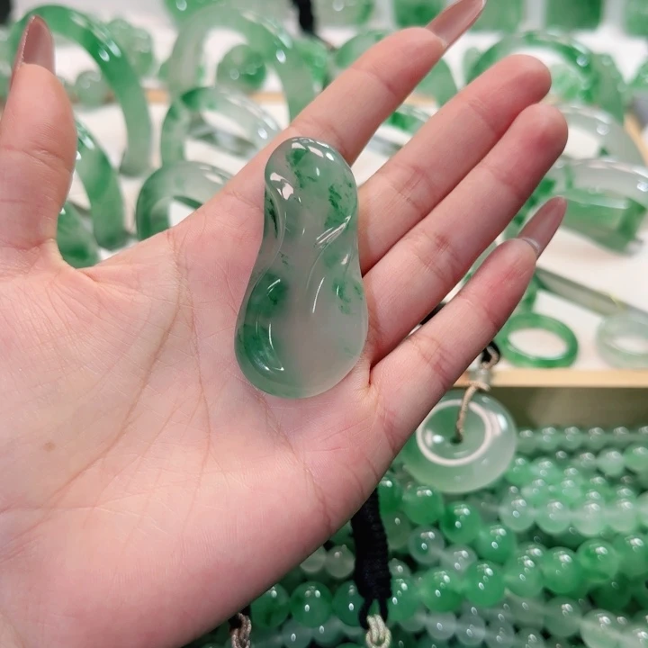 石英质玉吊坠(赠链)未镶嵌