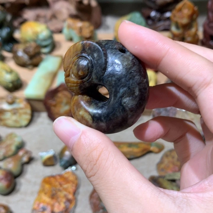 未镶嵌岫岩河磨玉（透闪石质玉）挂件