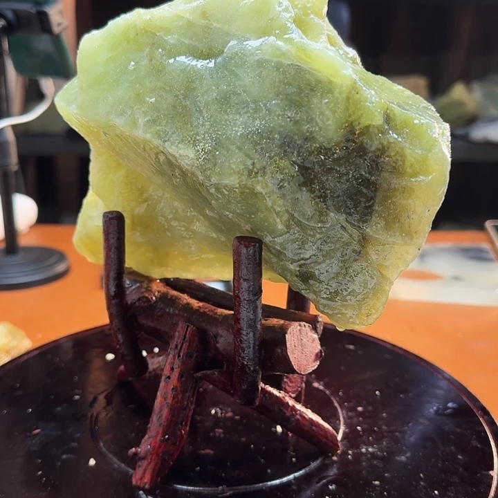 蛇纹石玉原石未镶嵌10