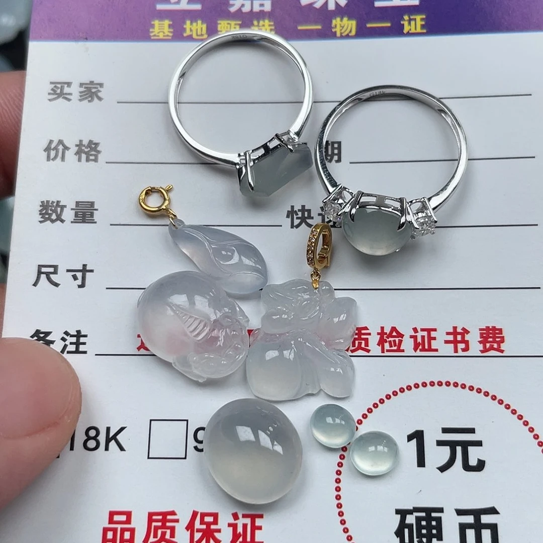 白***欢翡翠未镶嵌颈饰翡翠