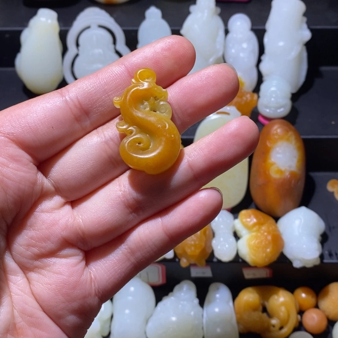 王***范和田玉未镶嵌颈饰