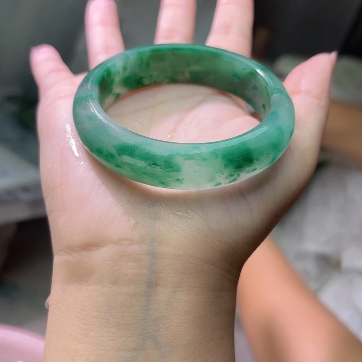 霓***虹石英质玉(非洲翠)未镶嵌手镯定制