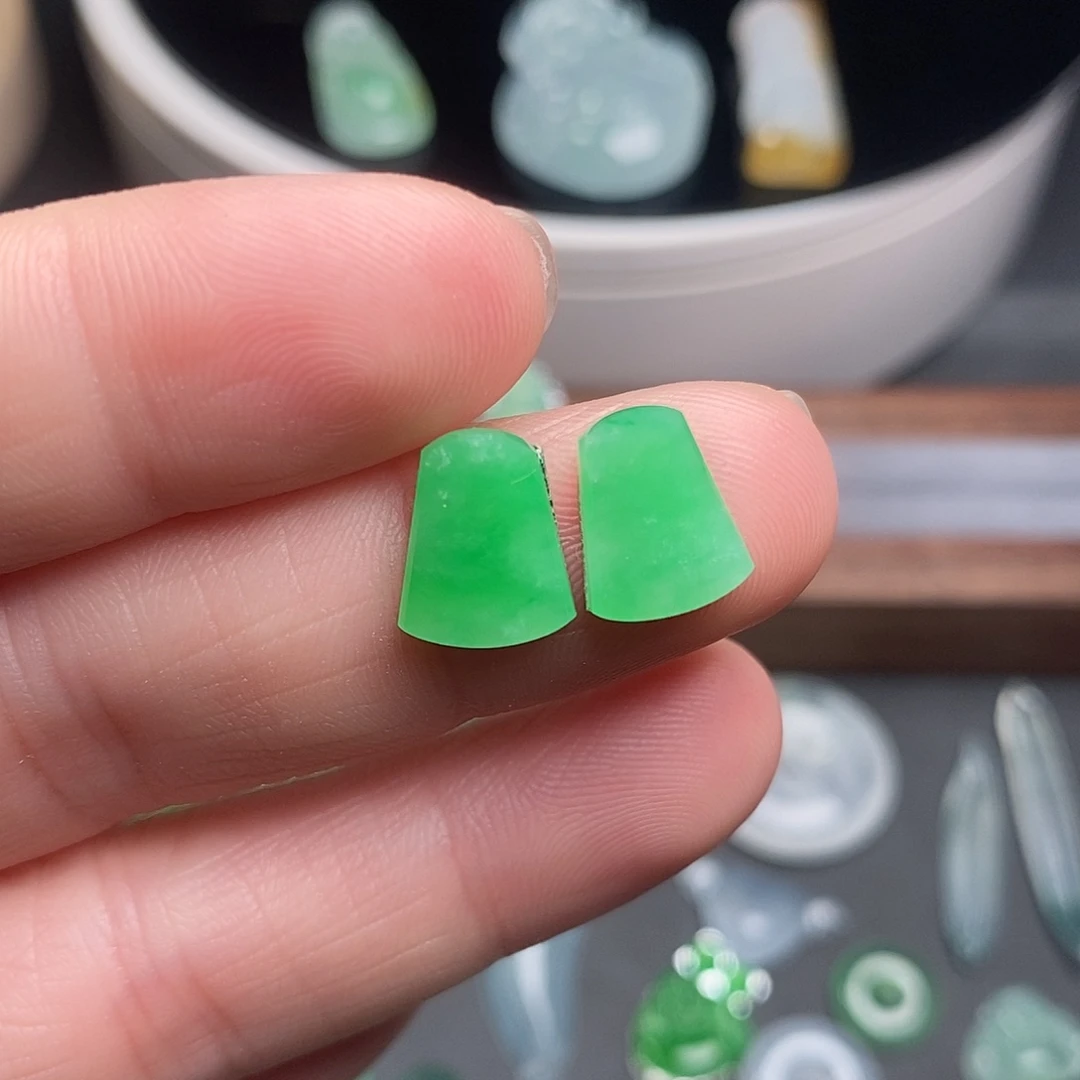 翡翠颈饰未镶嵌无事牌