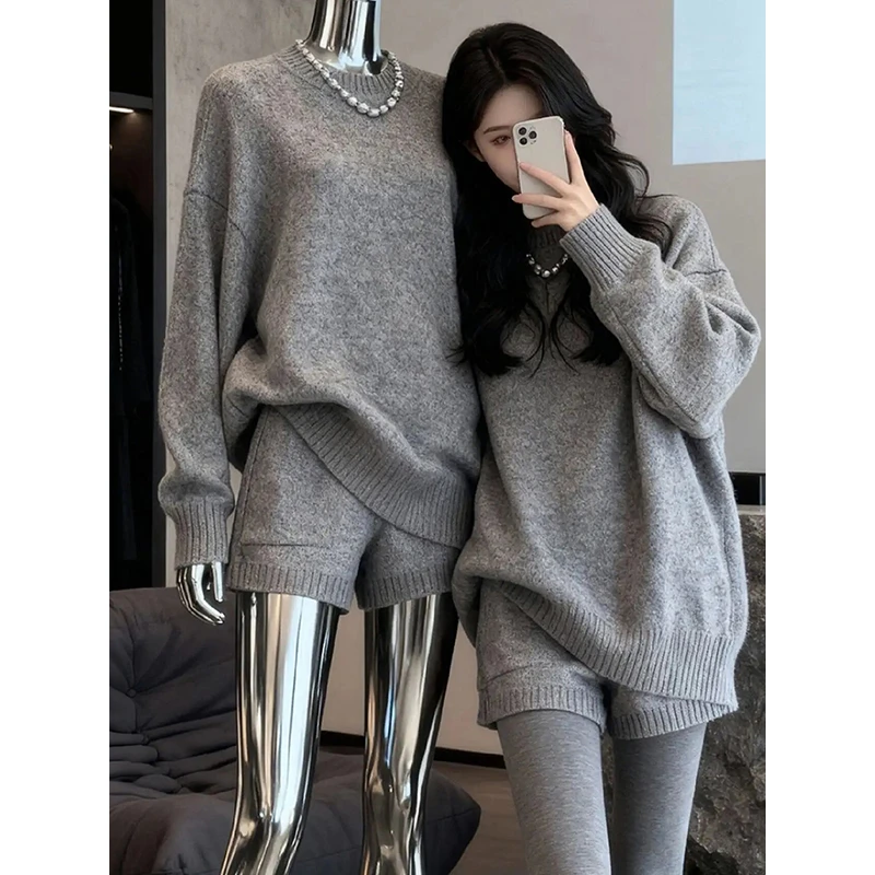 韩系慵懒风流行穿搭灰色针织套装女秋季宽松圆领毛衣短裤两件套