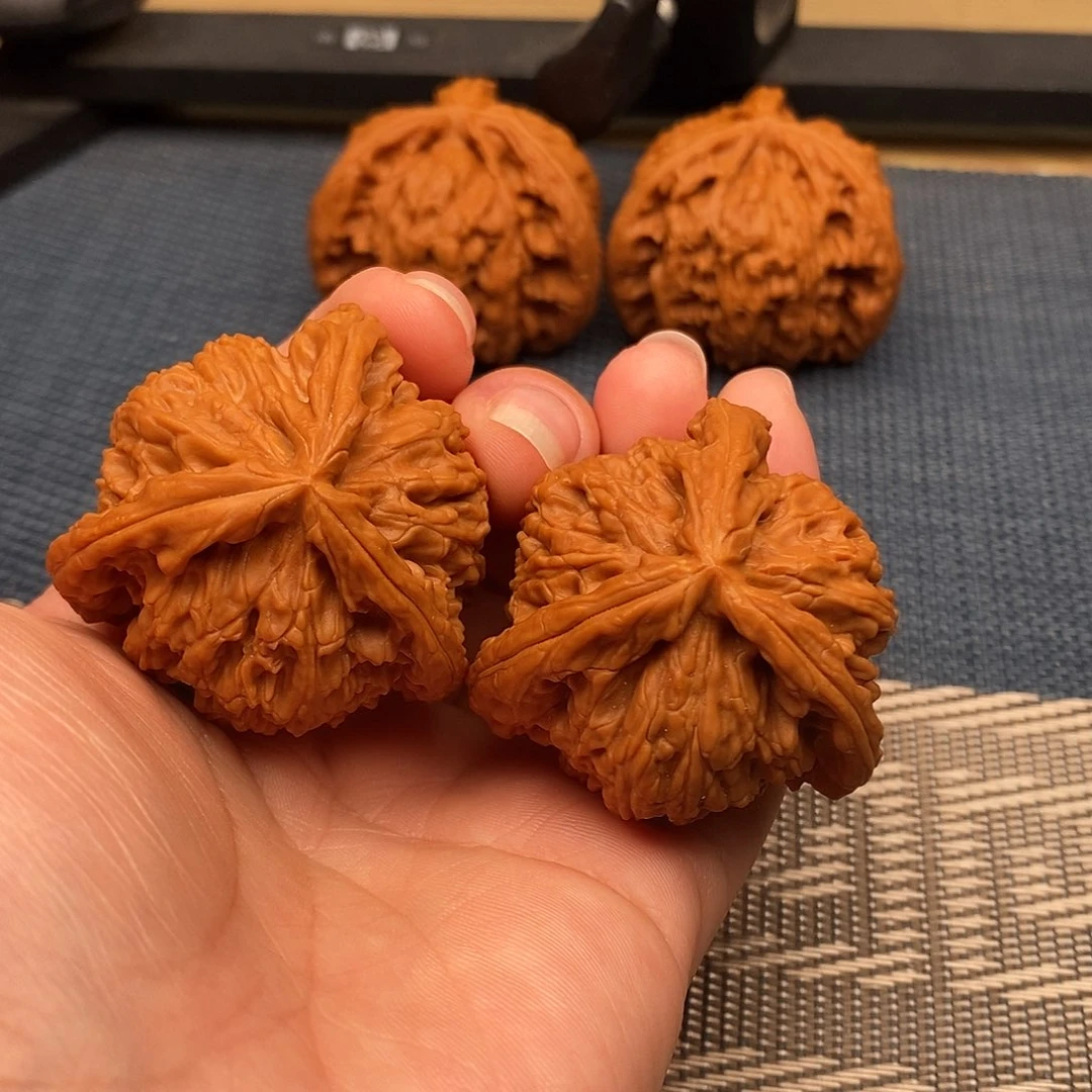 哥***说文玩核桃吊坠三棱