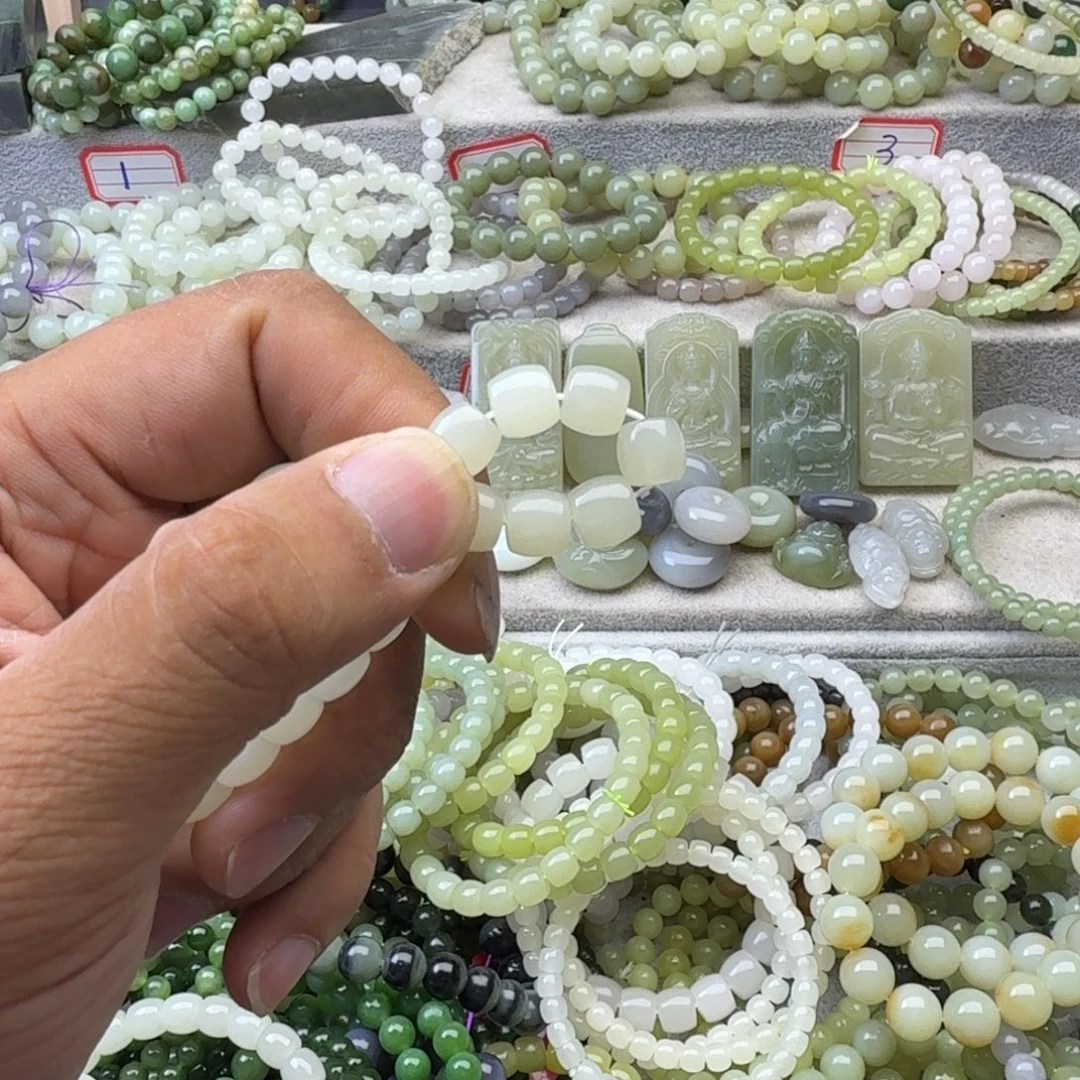 神***侠和田玉未镶嵌手链
