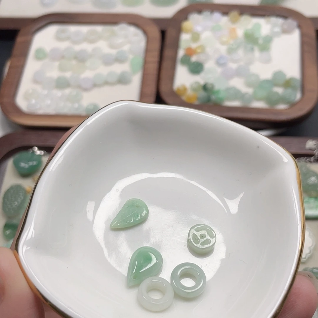 翡翠未镶嵌颈饰小提溜