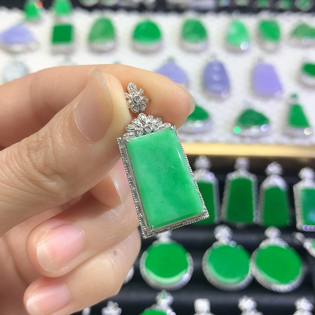 颈饰18K金镶嵌翡翠吊坠