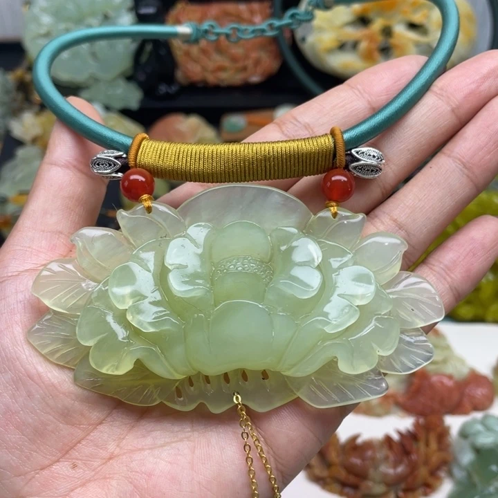 蛇纹石玉未镶嵌颈饰