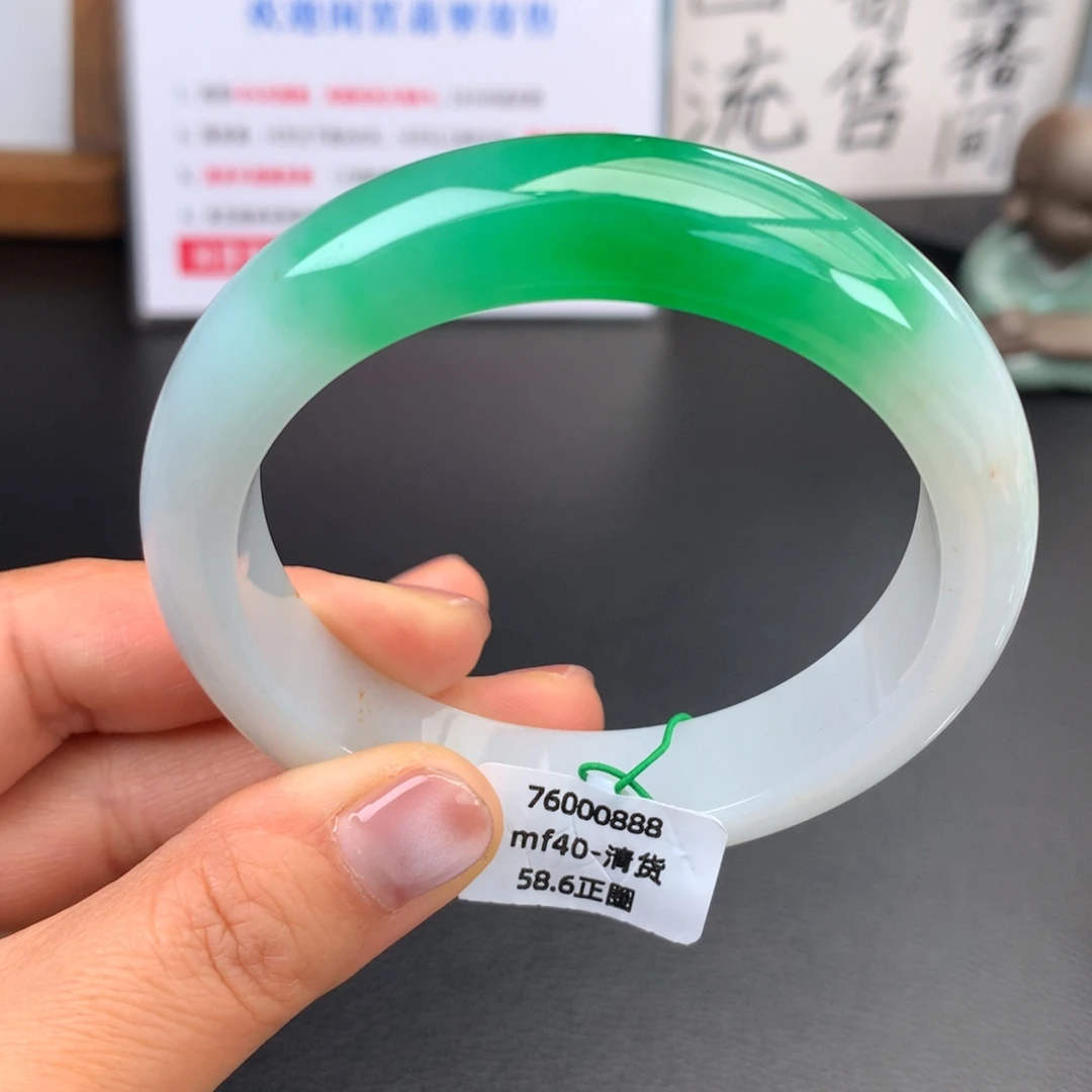 翡翠未镶嵌手镯种老肉细白底青无纹裂【清货强推】