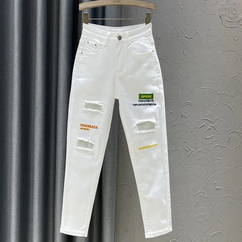 欧货烫钻白色牛仔裤女宽松大码春季新款磨破刺绣显瘦高腰哈伦裤子
