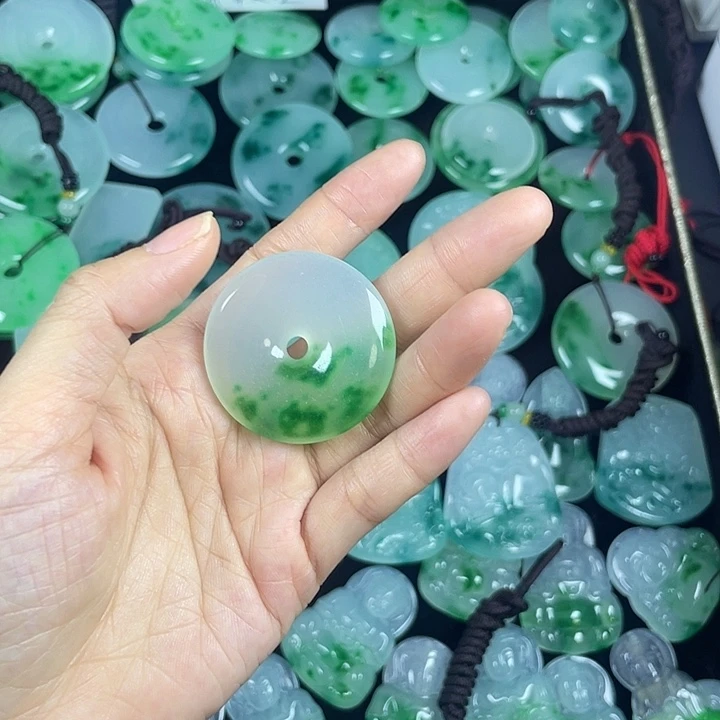 漫***林翡翠未镶嵌颈饰吊坠