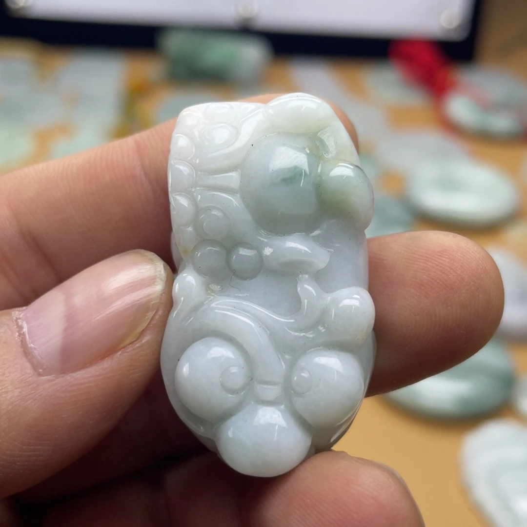 翡翠未镶嵌颈饰貔貅