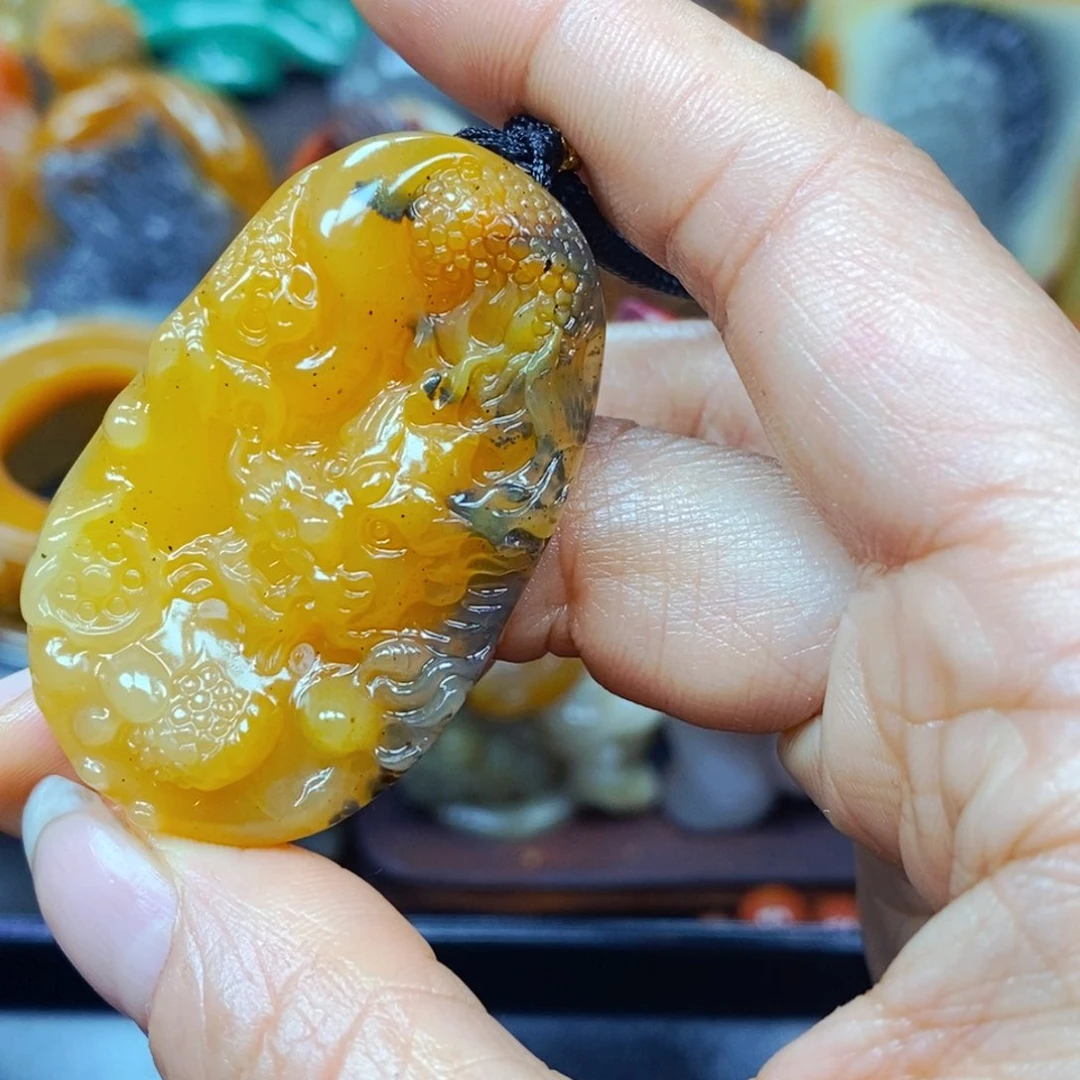 颈饰未镶嵌石英质玉
