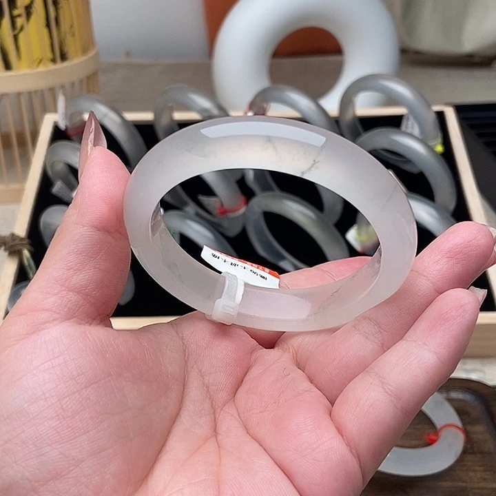 石英质玉手镯未镶嵌