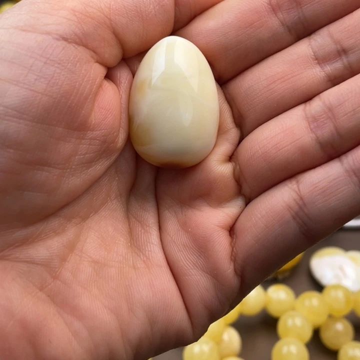 琥珀未镶嵌颈饰蜜蜡