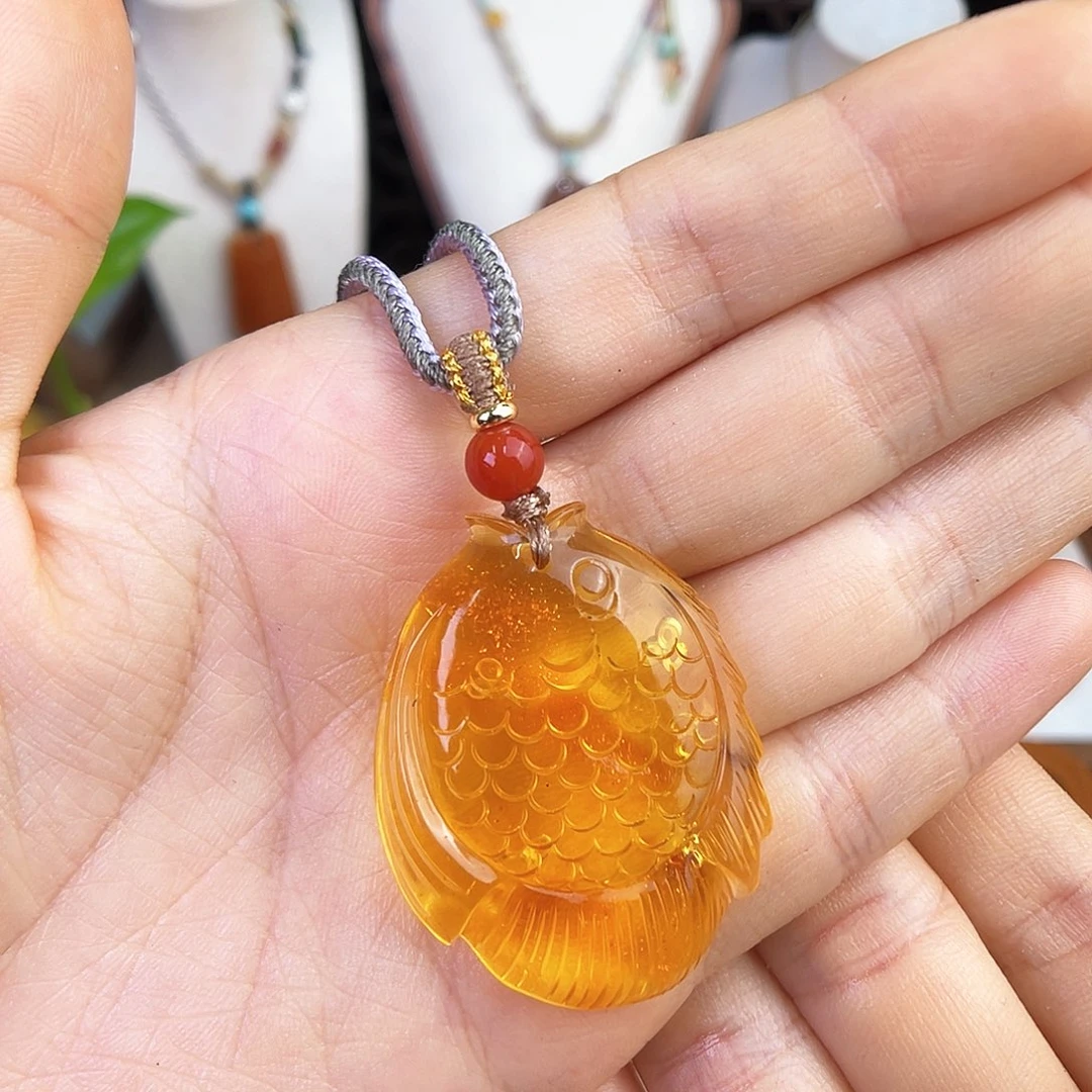 未镶嵌琥珀珠宝奇石。