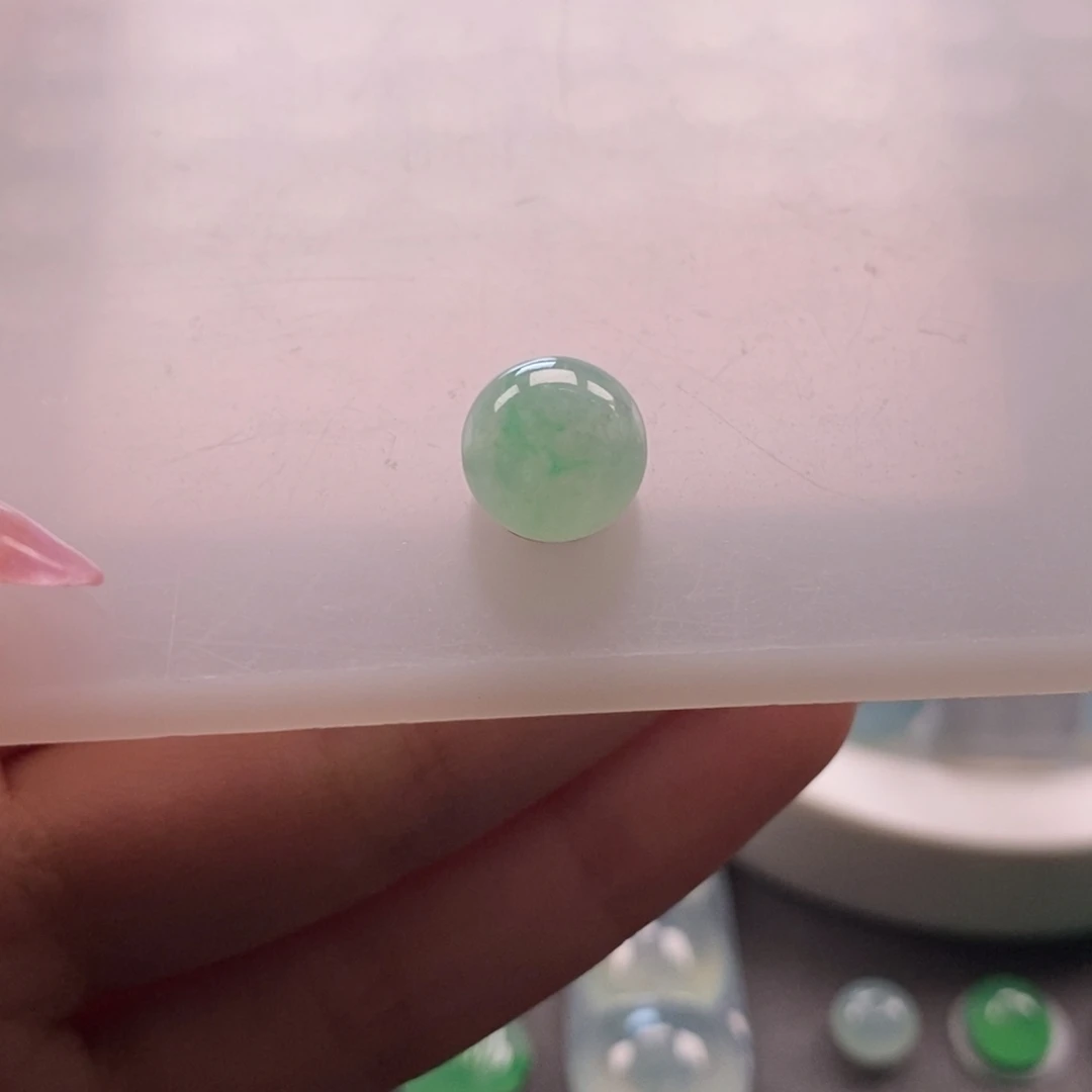 翡翠未镶嵌颈饰晴底飘绿花圆珠卡10