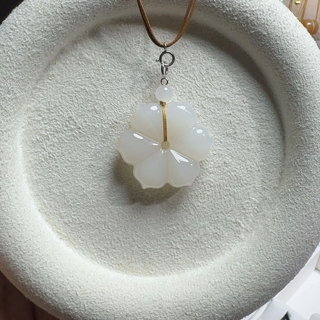 就***米和田玉未镶嵌颈饰雪花