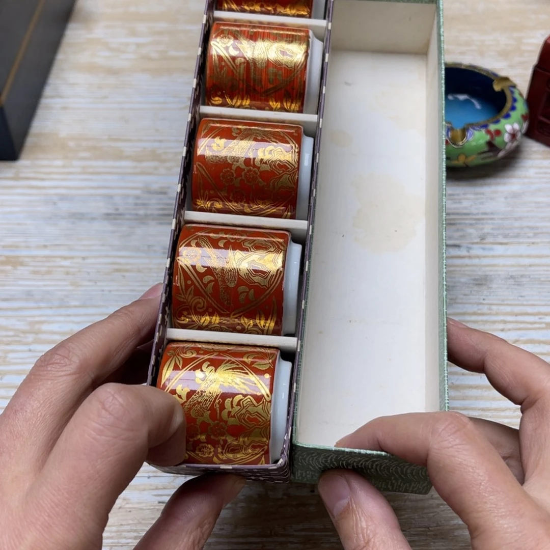 瓷片自*白密密麻麻地排列着一个