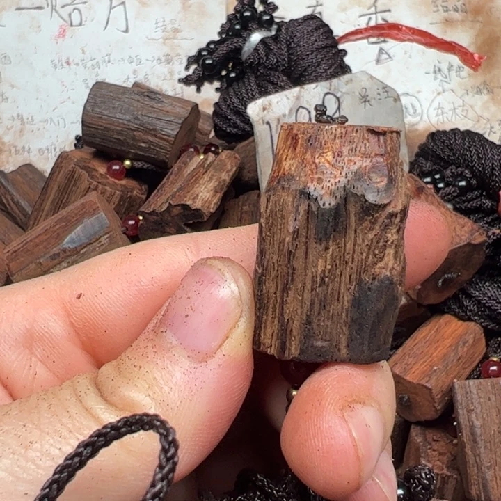 藤类降真香随形吊坠大小不一