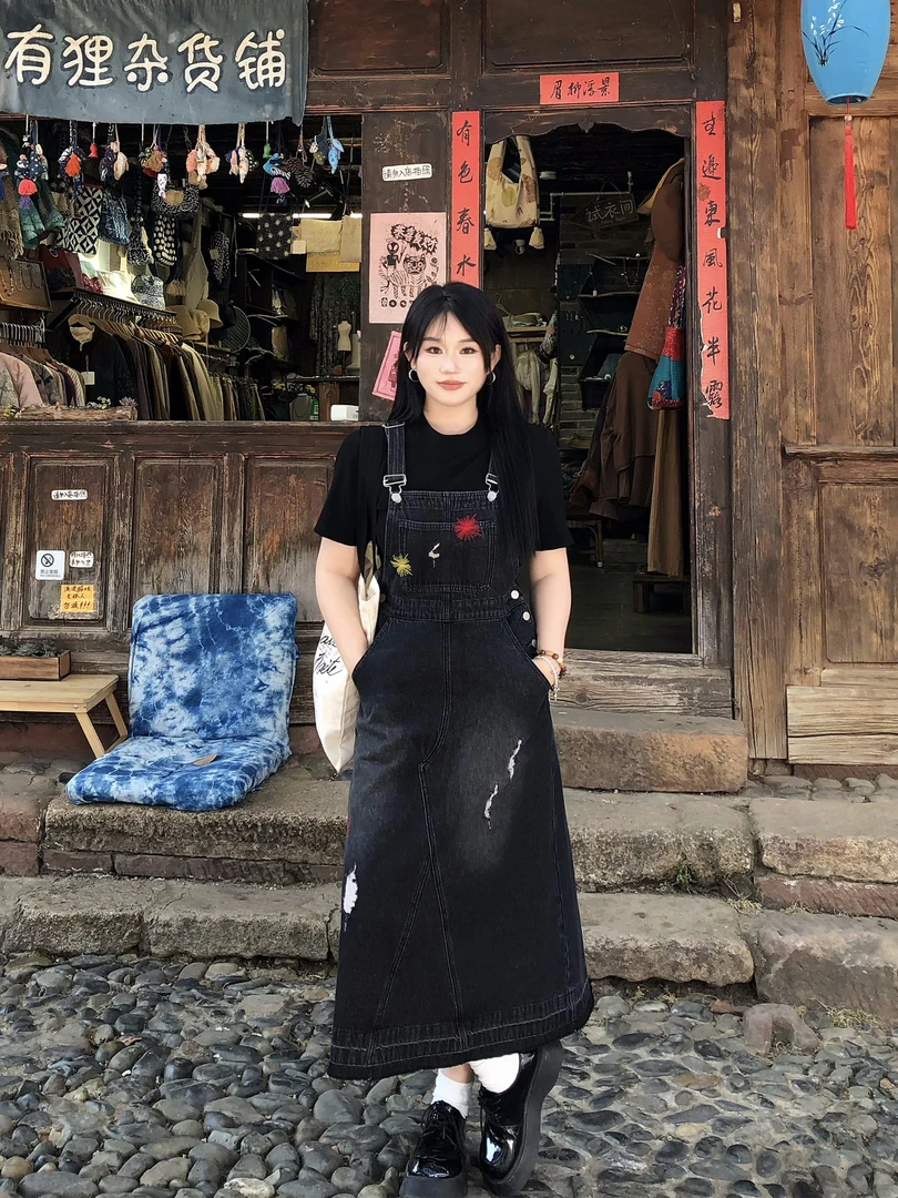 月半鱼【牛仔甜心】牛仔背带裙刺绣小众设计显瘦收腰牛仔夏季连衣裙