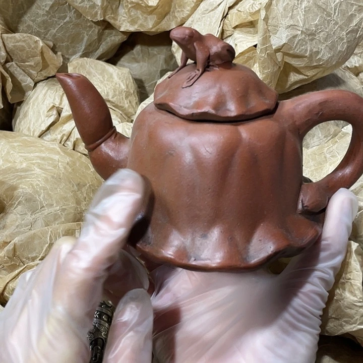 茶壶紫砂原矿泥料，手工制作的一把紫砂壶。