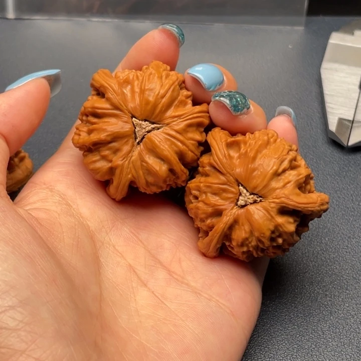 阿***余文玩核桃吊坠白狮子