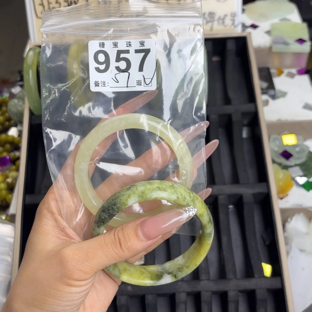 未镶嵌蛇纹石玉手镯一****?