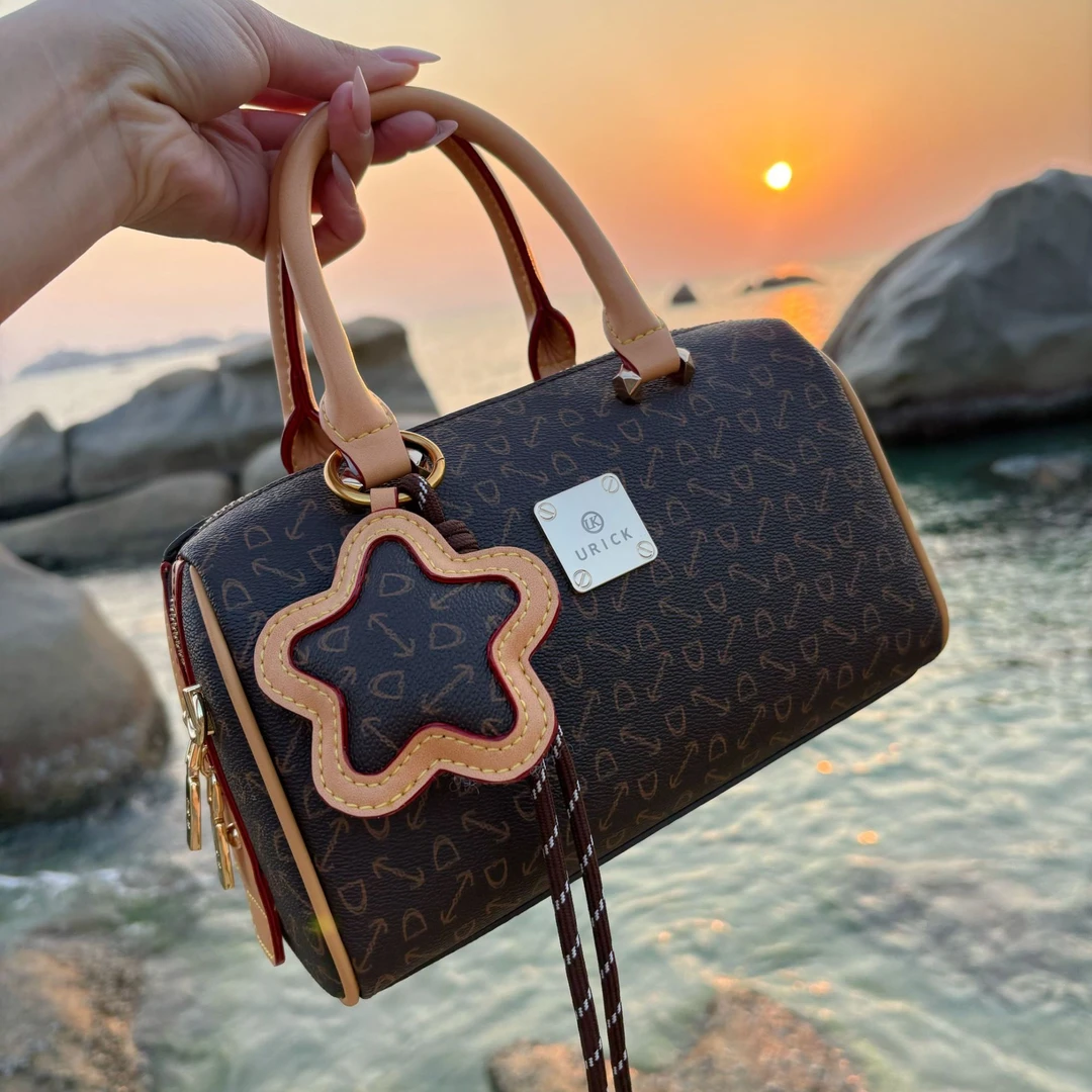 【URICK】2025春上新欧若风手提斜挎枕头包咖色A91991轻奢潮流气质