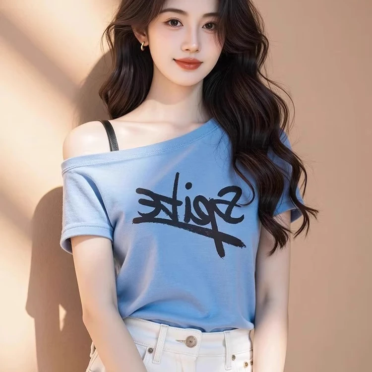蓝色露肩吊带短袖t恤女2025新款时尚字母印花显瘦打底衫绝美上衣