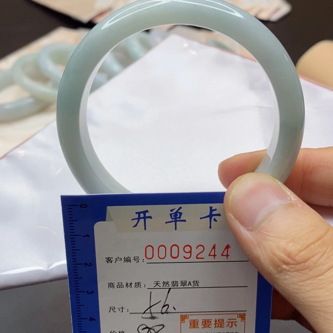 翡翠手镯未镶嵌翡翠