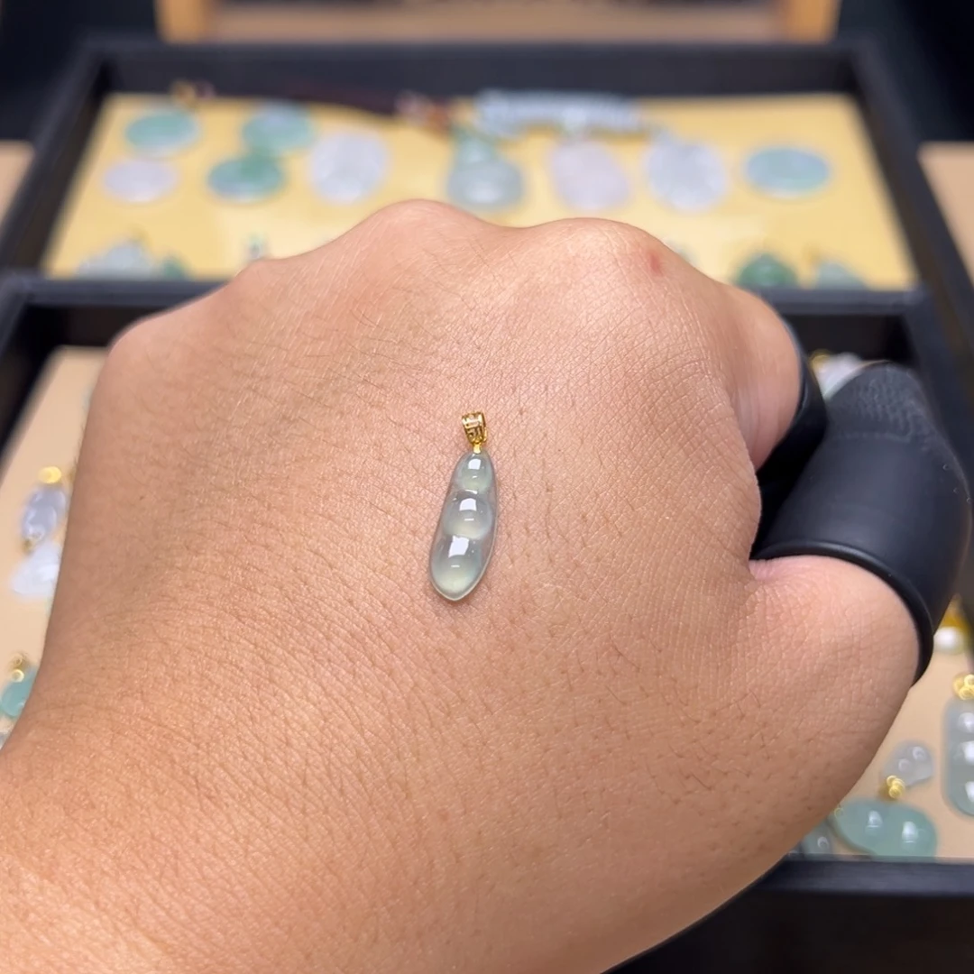 翡翠18K金镶嵌颈饰豆子