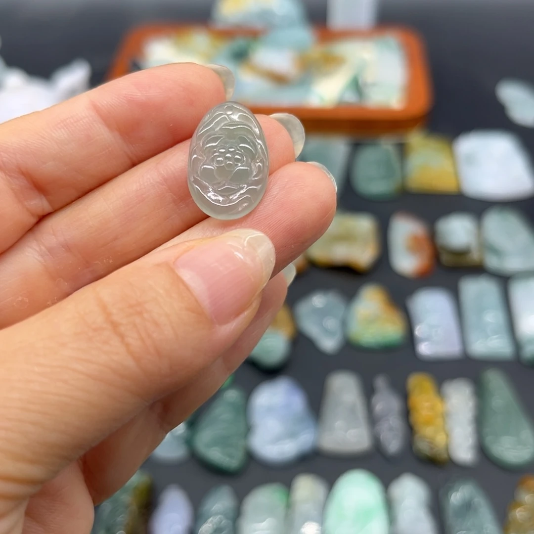 翡翠未镶嵌颈饰莲花