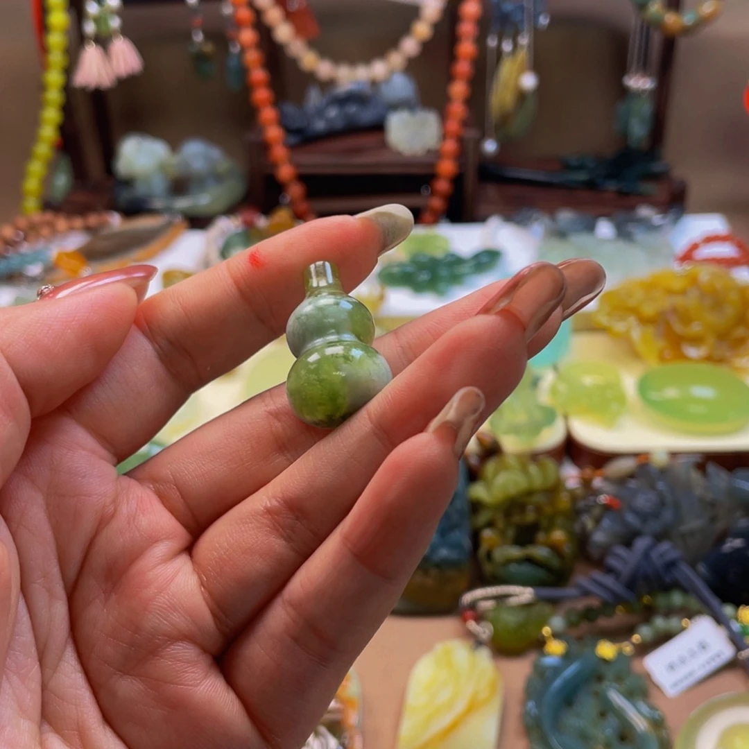 透闪石-蛇纹石玉颈饰未镶嵌榴***掌