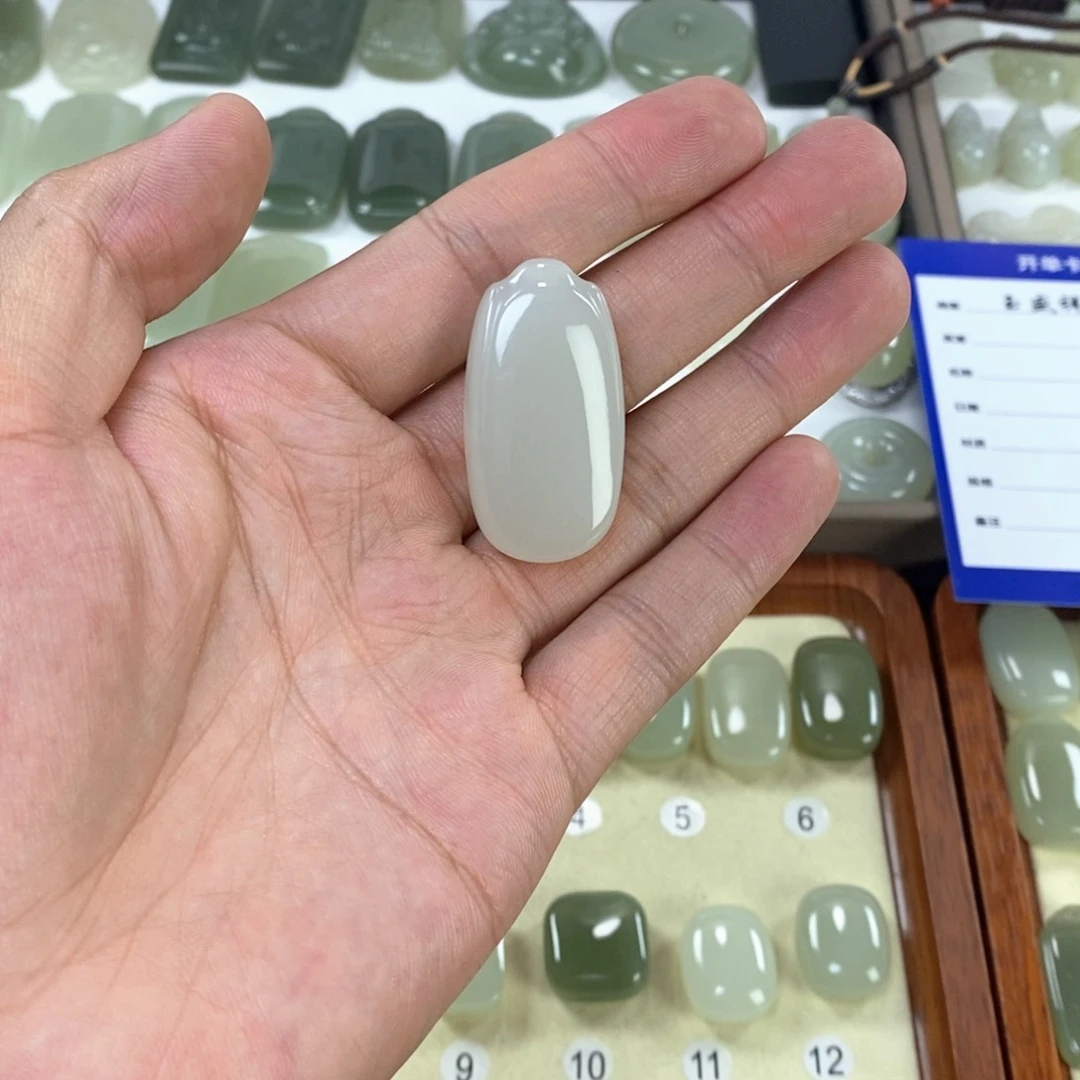 和田玉未镶嵌颈饰音**阁