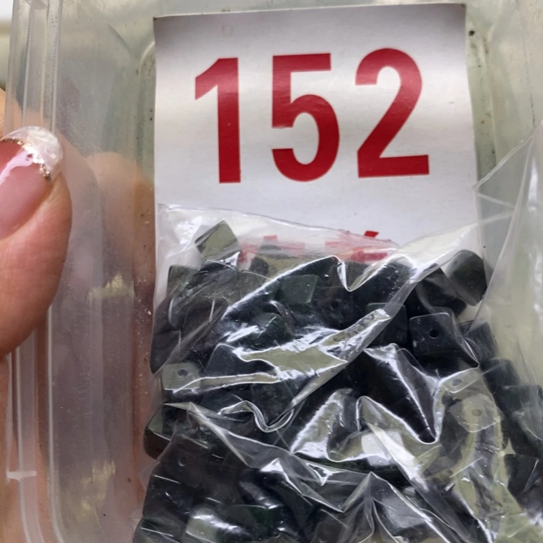 透闪石-蛇纹石玉挂坠未镶嵌