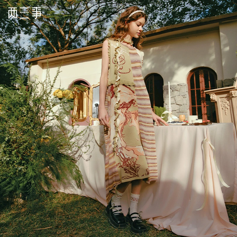 两三事月桂星盘2025春新款花色针织荷叶边无袖背心裙连衣裙配围巾