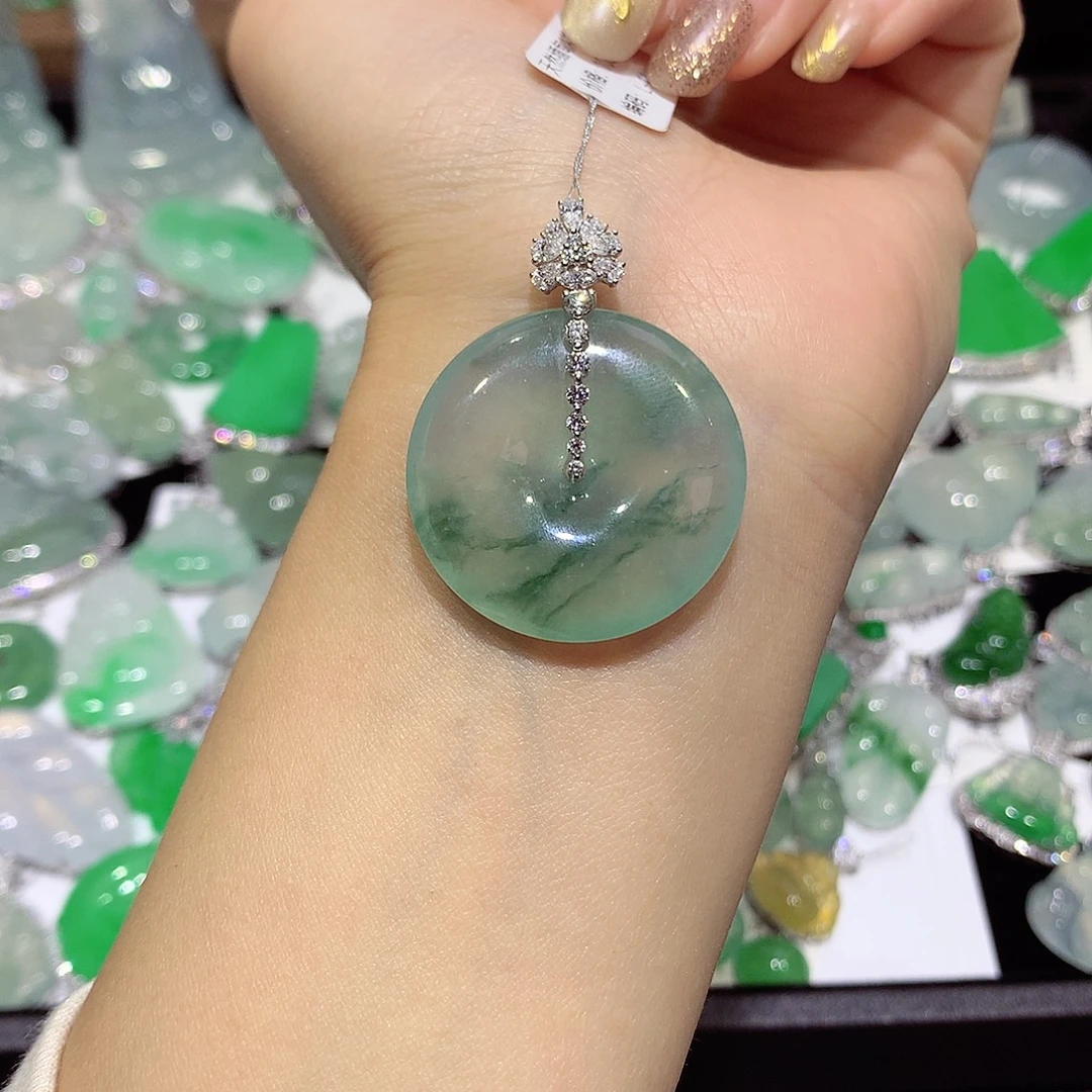 翡翠18K金镶嵌颈饰扣